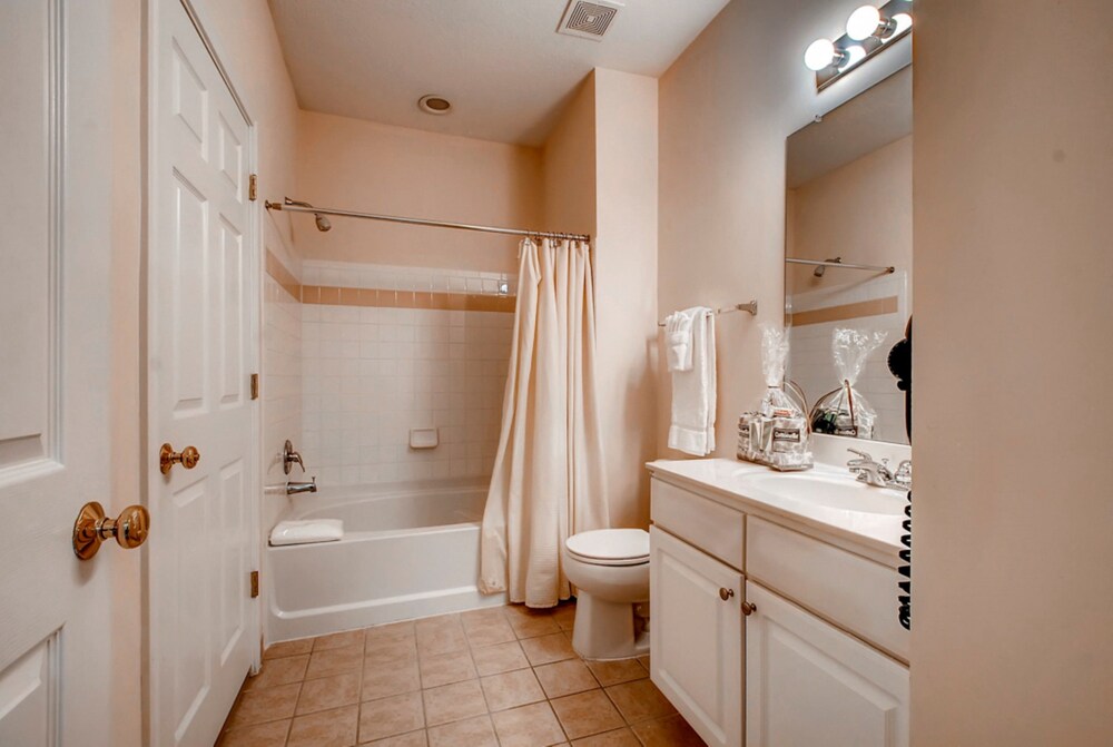 Global Luxury Suites at the Junction - photo 20