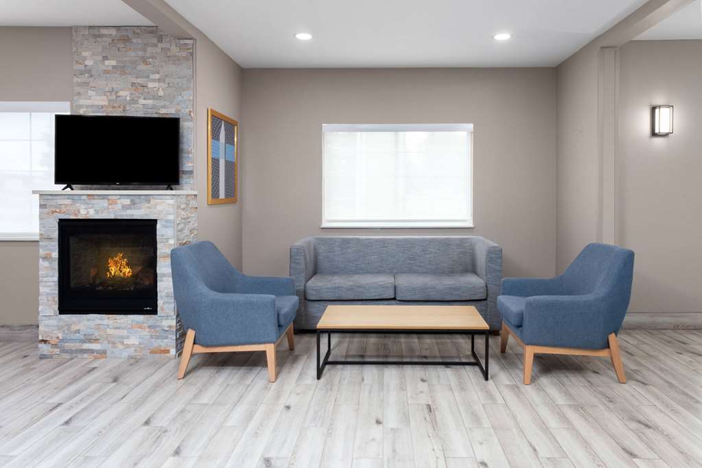 Super 8 by Wyndham Eagle River - photo 6