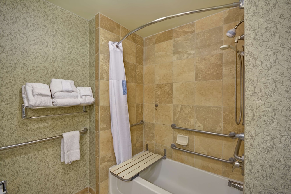 Hampton Inn and Suites Savannah Historic District - photo 37