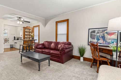 Cheerful 2 BD with Backyard — 4-Star Luxury Hotel in Peoria, United States