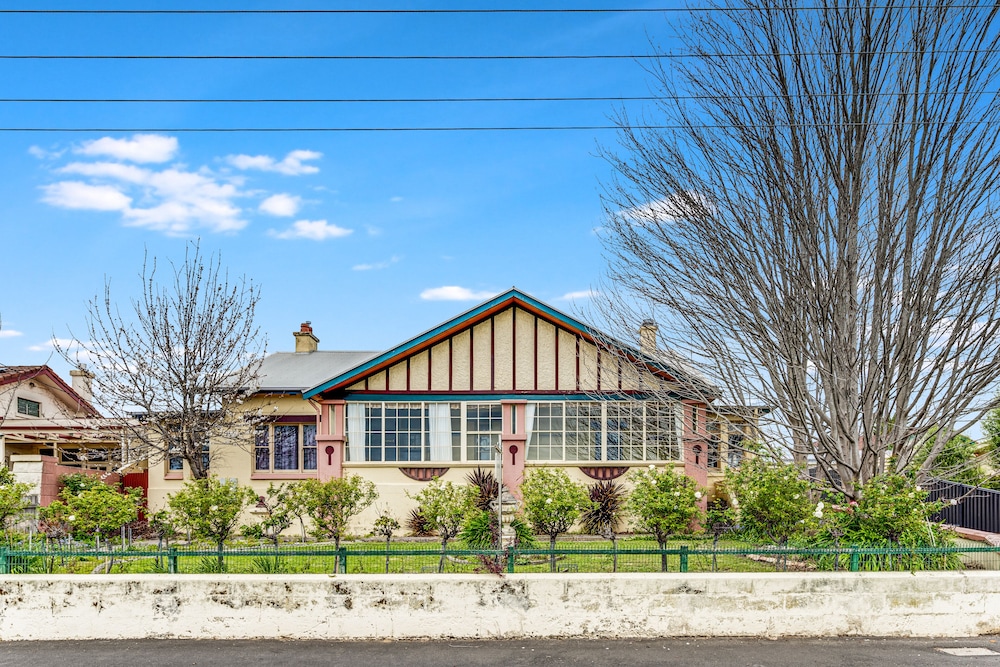 Wyatt Guest House — 4-Star Luxury Hotel in Mount Gambier, Australia