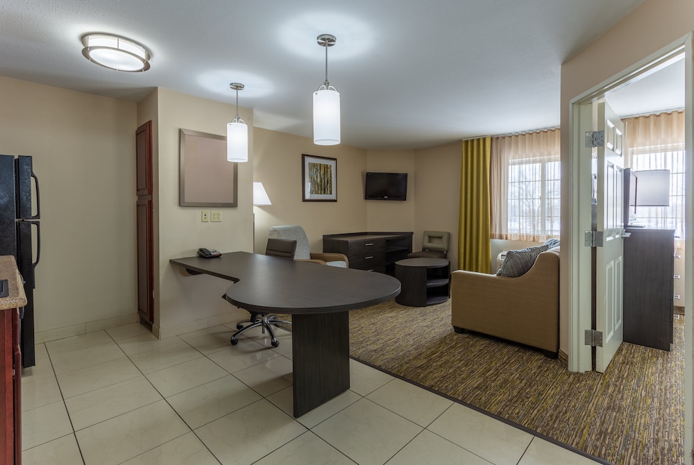 Candlewood Suites Airport by IHG - photo 9