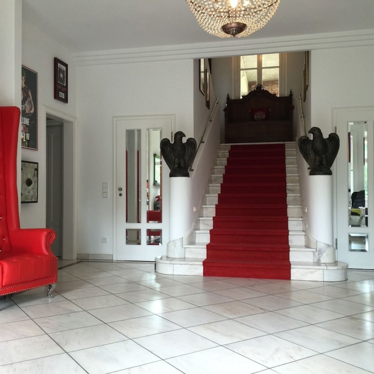 Bed & Breakfast Castle Hollywood — 4-Star Luxury Hotel in Frankfurt Am Main, Germany