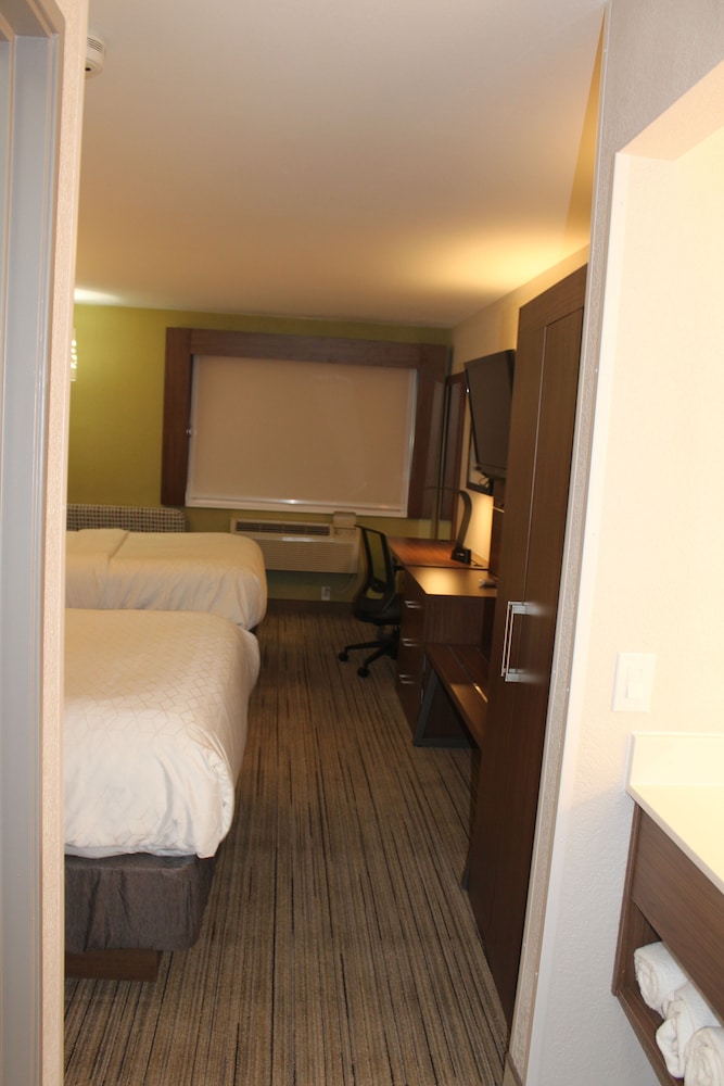 Holiday Inn Express Hotel & Suites Raton by IHG - photo 17