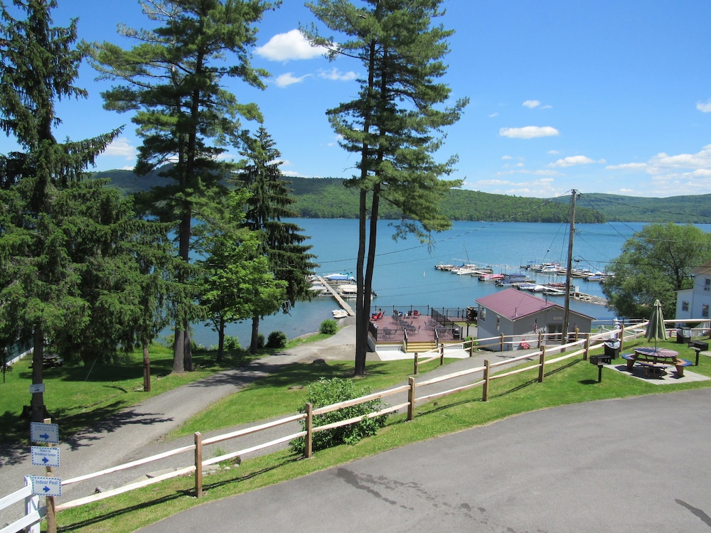 Lake 'N Pines Motel - photo 78
