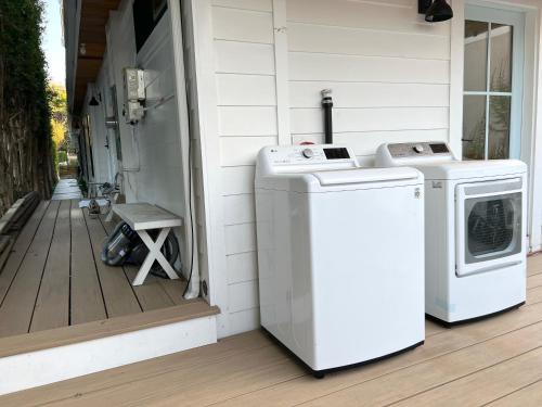 Modern Bright New Studio with Roof top Deck Walk to Santa Monica Beach FreeWiFi Parking — 5-Star Luxury Hotel in Santa Monica, United States