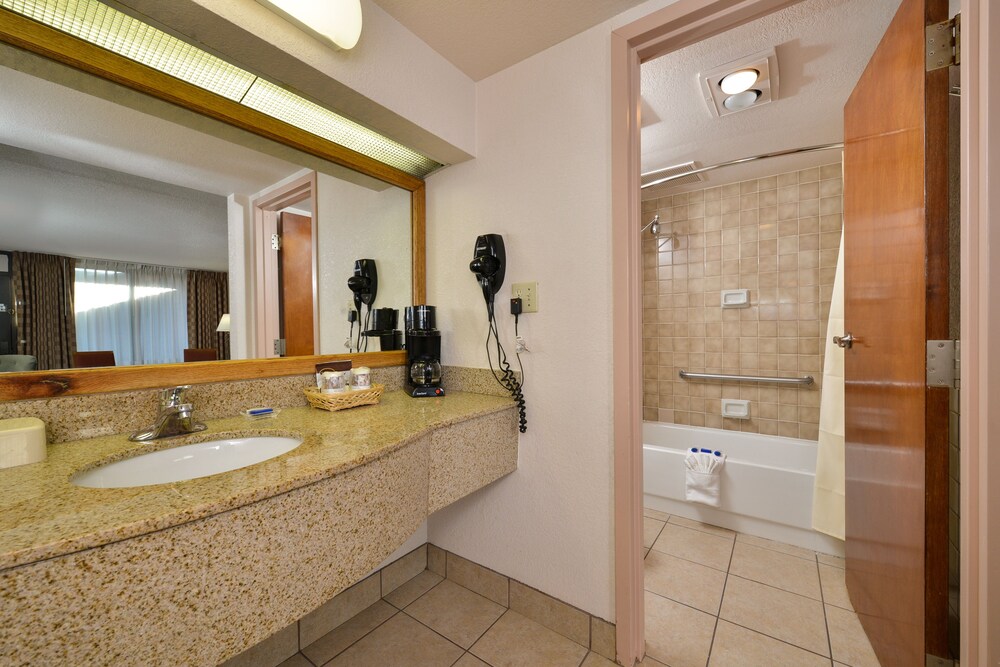 Best Western Plus Saddleback Inn & Conference Center - photo 19