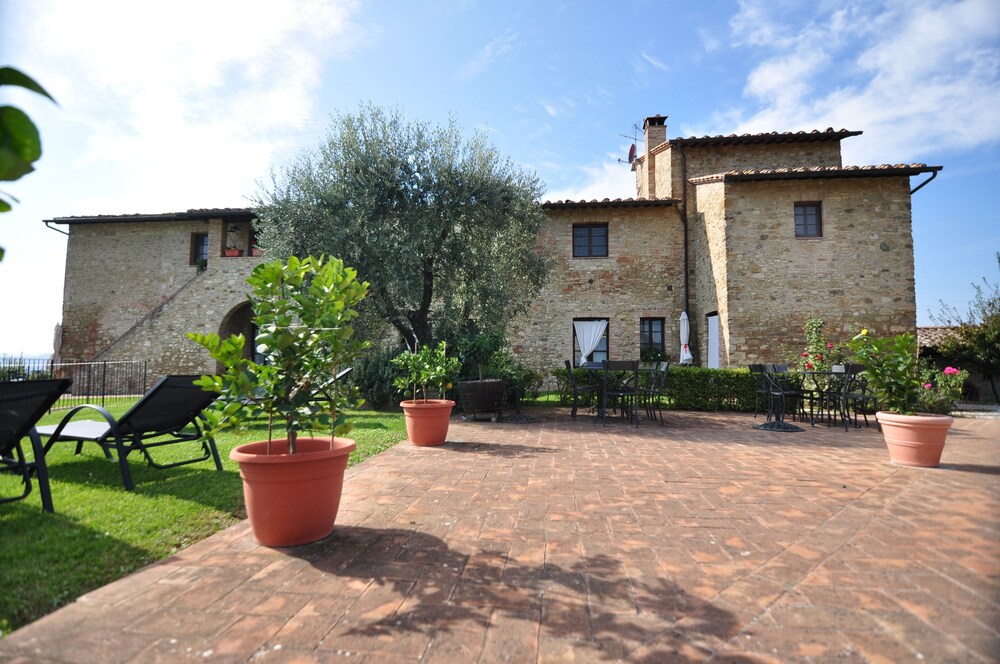 Linearis Holiday House — 4-Star Luxury Hotel in Poggibonsi, Italy
