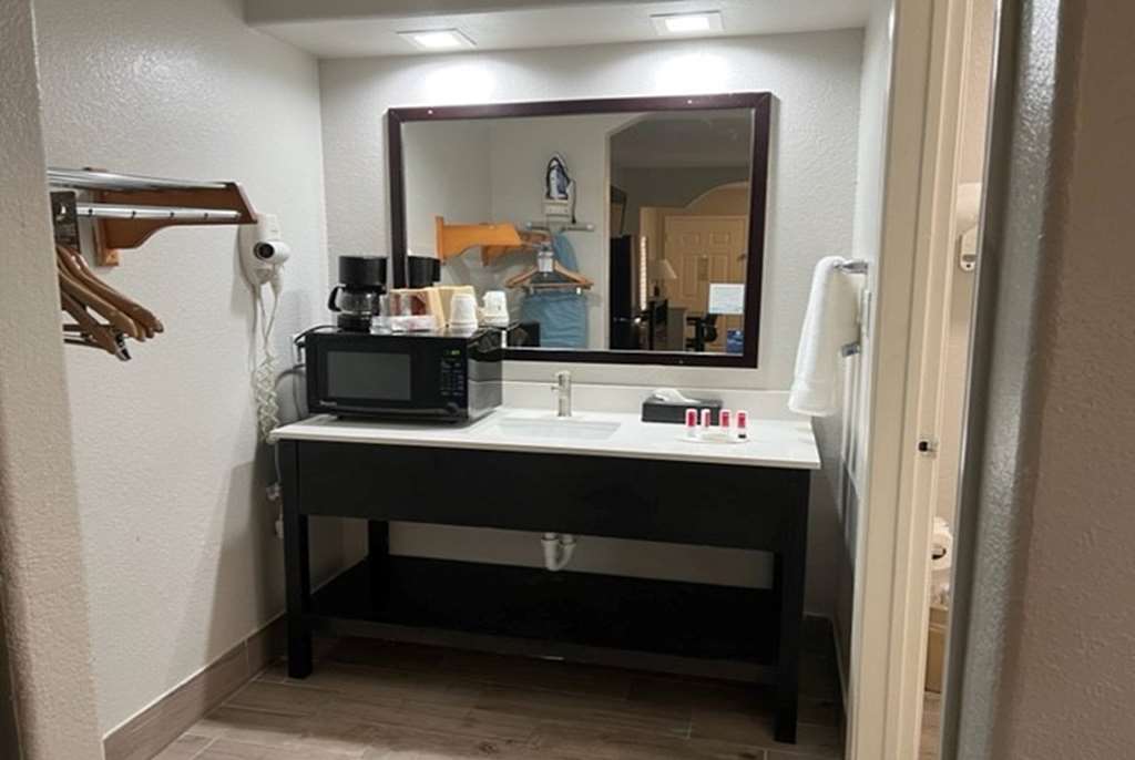 Super 8 by Wyndham Mont Belvieu Baytown East - photo 19