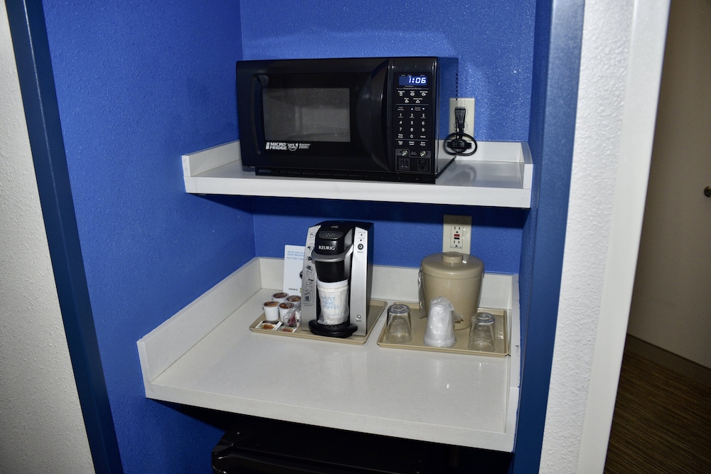 Holiday Inn Express Windsor Sonoma Wine Country by IHG - photo 11