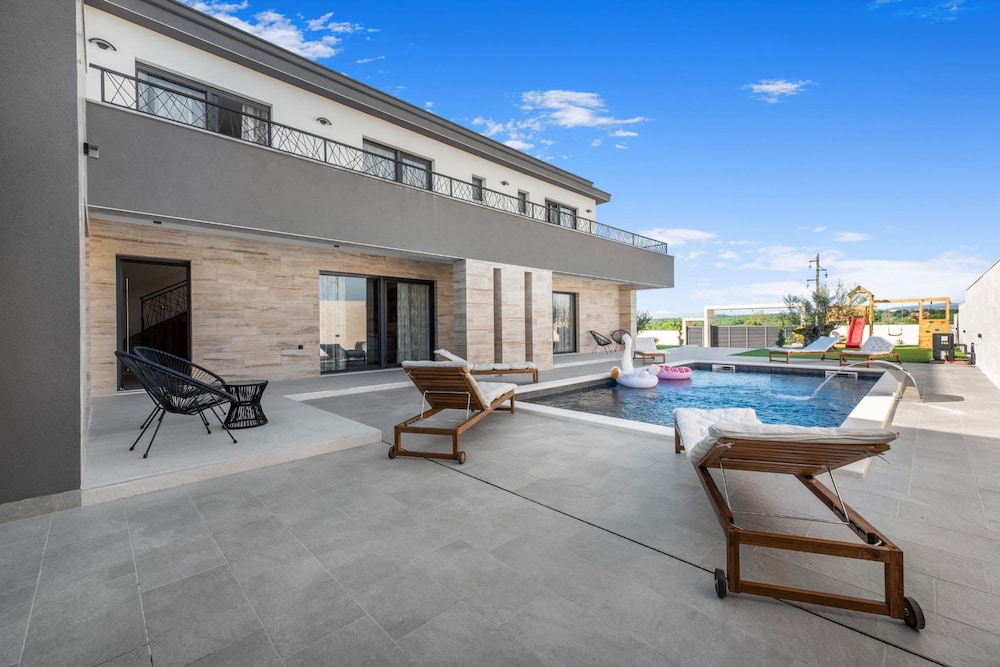 Villa Jollie ZadarVillas — 4-Star Luxury Hotel in Biograd Na Moru, Croatia