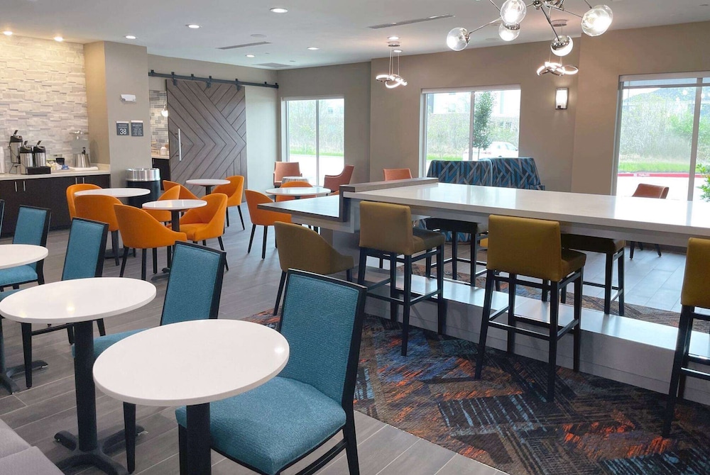 La Quinta Inn & Suites by Wyndham Sulphur - photo 4