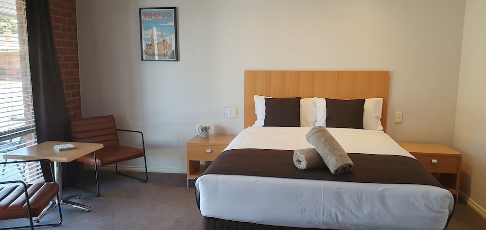Golden Reef Motor Inn — 4-Star Luxury Hotel in Strathdale, Australia