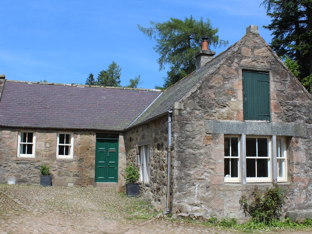 Steading Cottage Craigievar Castle — 4-Star Luxury Hotel in Alford, United Kingdom