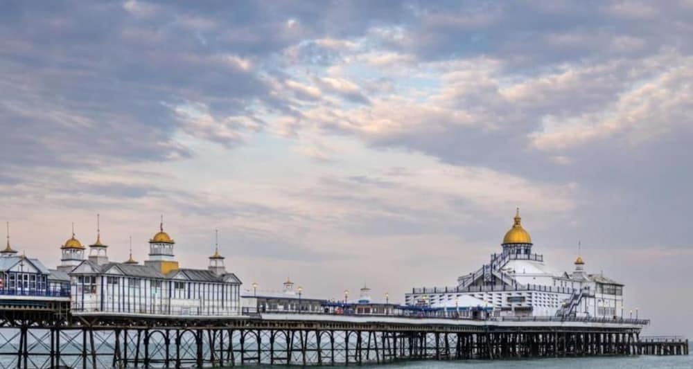 OYO Marine Parade Hotel Eastbourne Pier in Eastbourne, United Kingdom