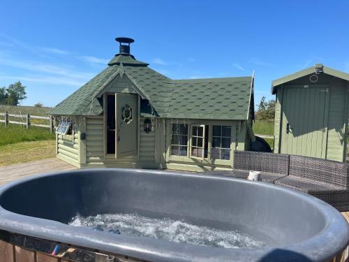 Off Grid Hobbit Hut With Wood Burning Hot Tub No Shower — Hapton