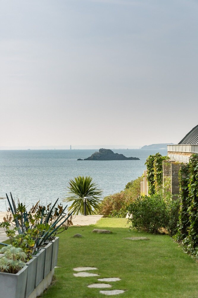 La Crolante maison bord de plage — 4-Star Luxury Hotel in Saint-Malo, France