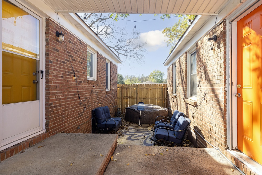 Cozy Retreat near Uptown with Hot Tub in Charlotte, United States