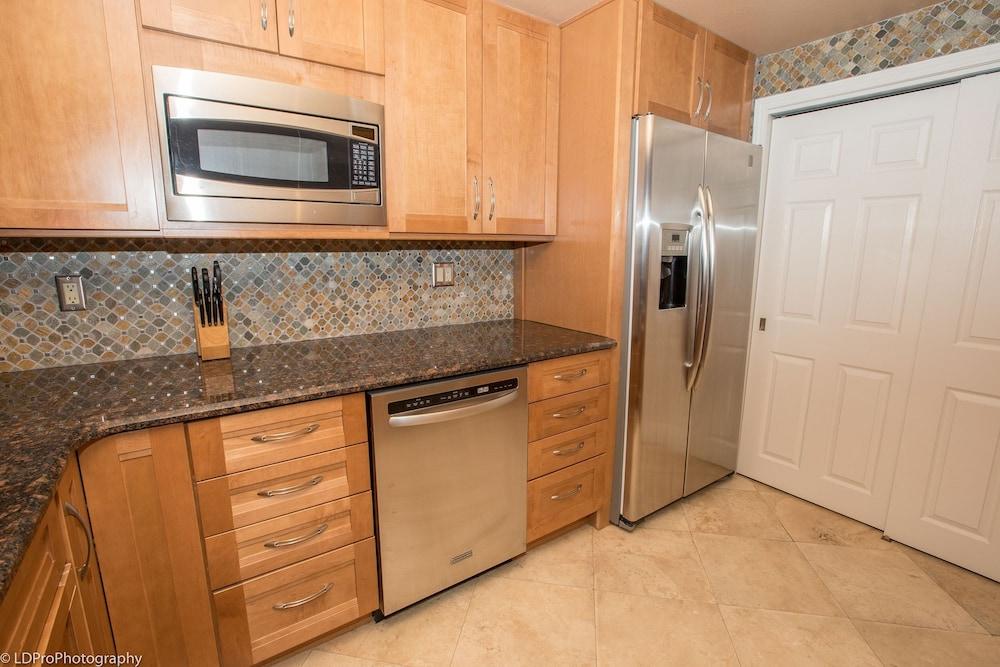 Shoreline Towers 1052 2 Bedroom Condo by RedAwning - photo 25