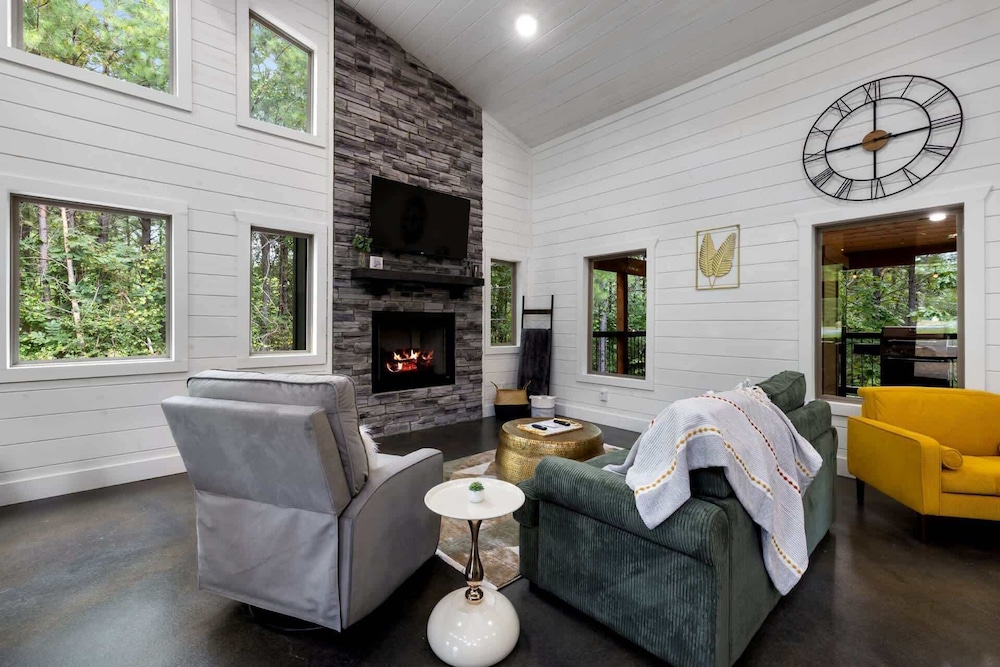 Whispering Retreat Sleeps 4 in Broken Bow, United States