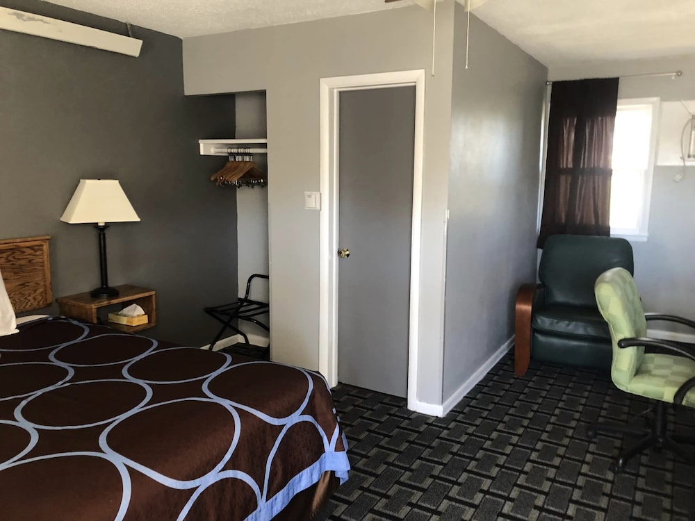 Hawkeye Motel - photo 7