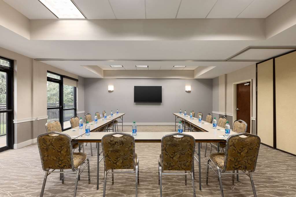 La Quinta Inn & Suites by Wyndham Newark Elkton - photo 33