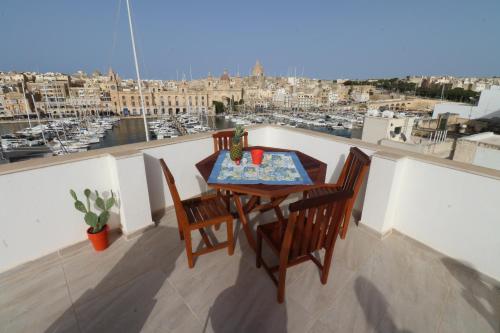Seaside Independent Townhouse with Lift & Free Parking — 4-Star Luxury Hotel in Senglea, Malta