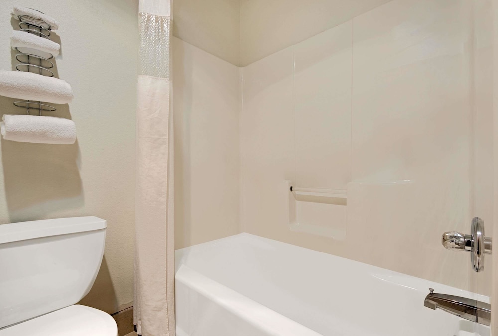 Super 8 by Wyndham Riverside Kansas City - photo 11