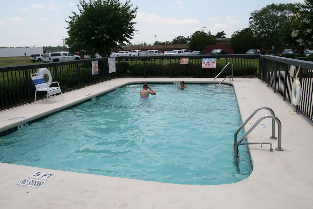 Hampton Inn Laurinburg - photo 16