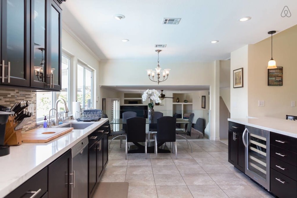 Luxurious 4BR 9m to Las Vegas Strip - photo 3