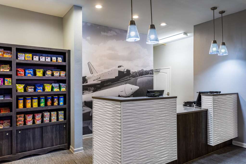 La Quinta Inn & Suites by Wyndham Huntsville Airport Madison - photo 7