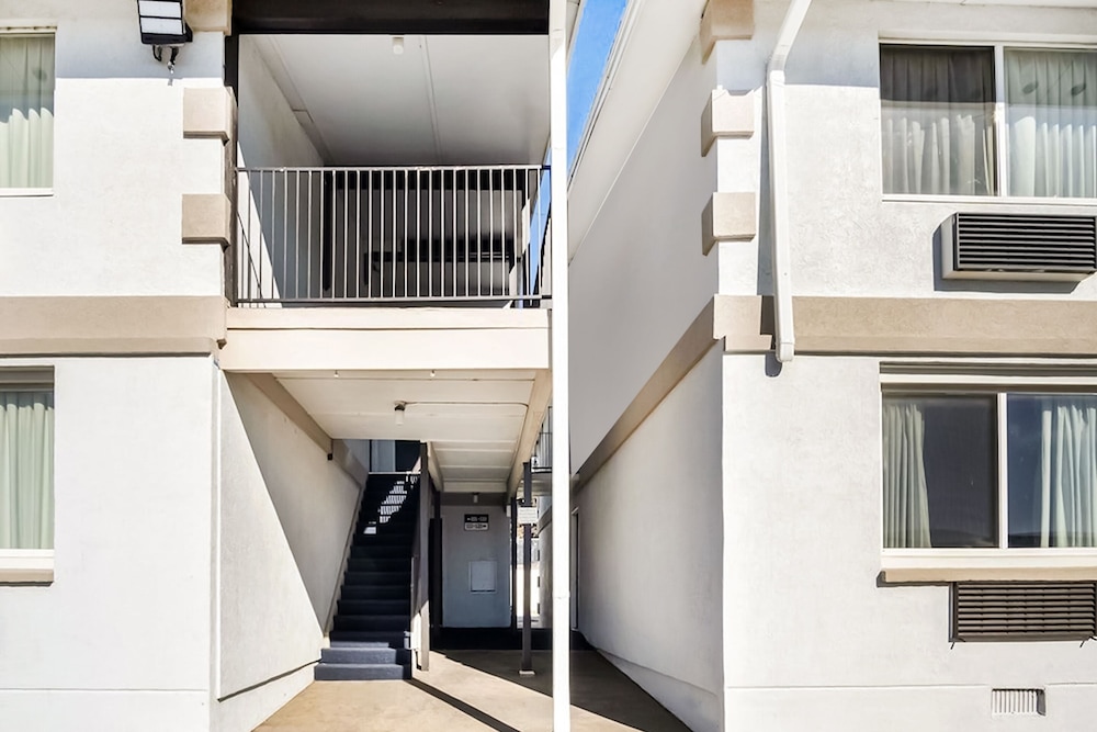 OYO Townhouse Dodge City KS - photo 2