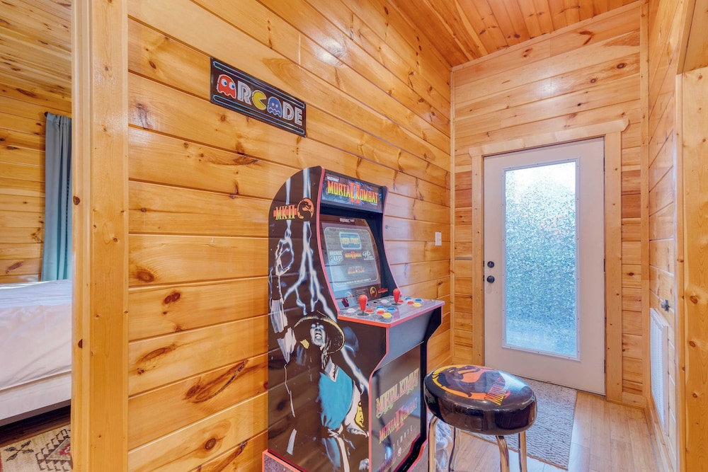 Bear Cove by Avantstay Hot Tub Pool Table - photo 19