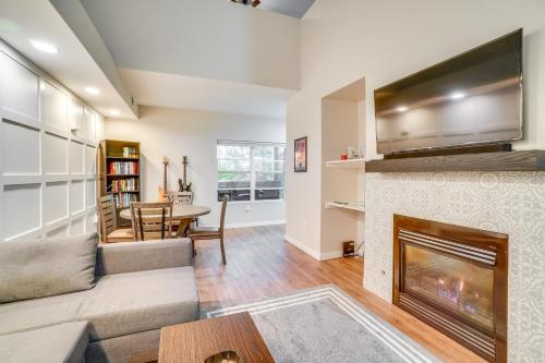 16 Mi To Dia Townhome With Fireplace In Aurora — Aurora