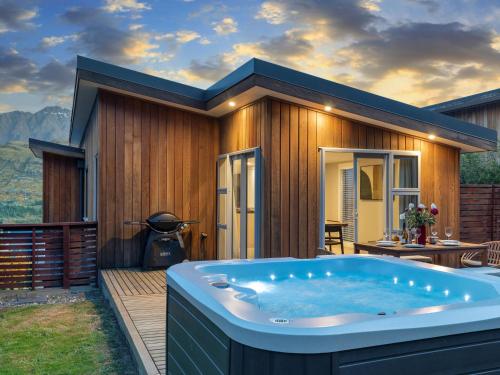 Highview Haven by Relaxaway Holiday Homes — 4-Star Luxury Hotel in Queenstown, New Zealand