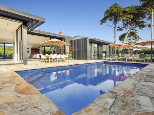 Windsurfer - carbon neutral hotel in Unknown City
