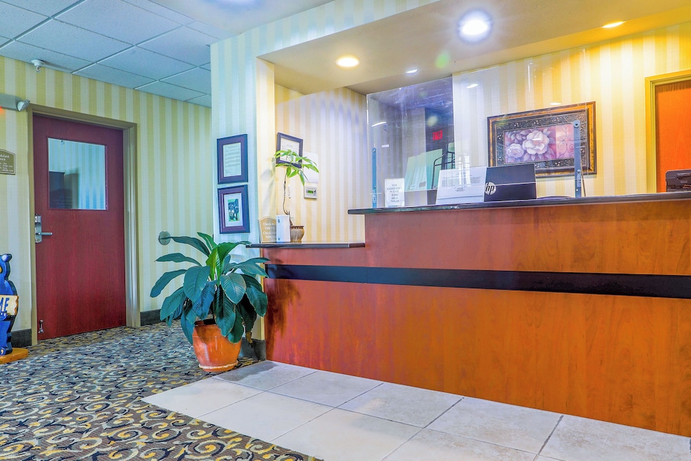 Evansville Inn & Suites By OYO - photo 4