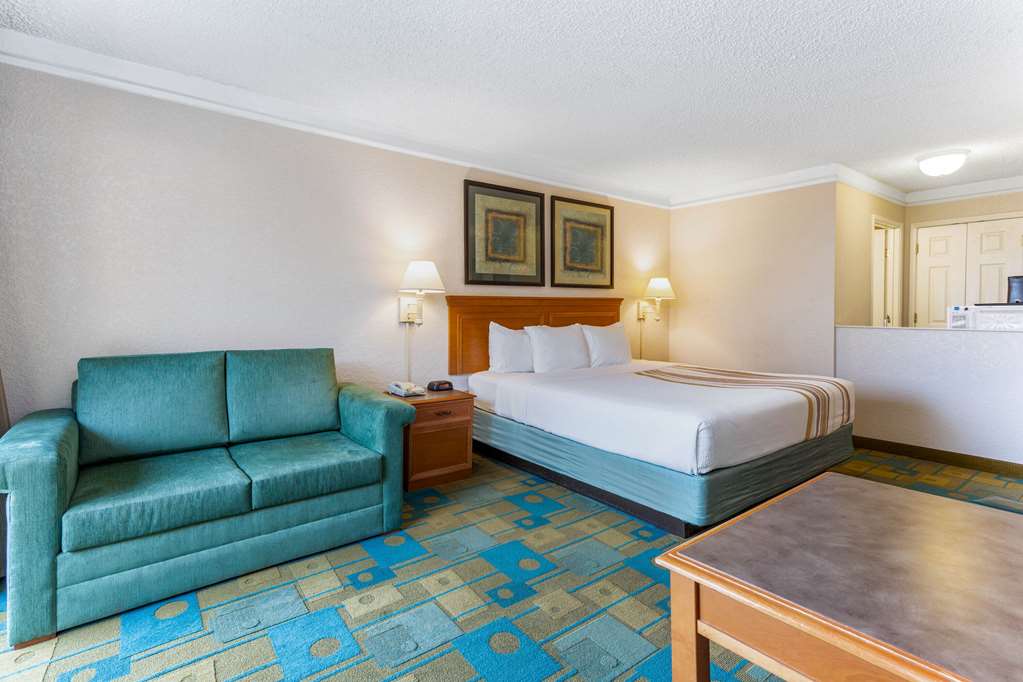 La Quinta Inn & Suites by Wyndham Redding - photo 17
