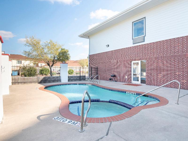 OYO Townhouse Clute Lake Jackson - featured photo
