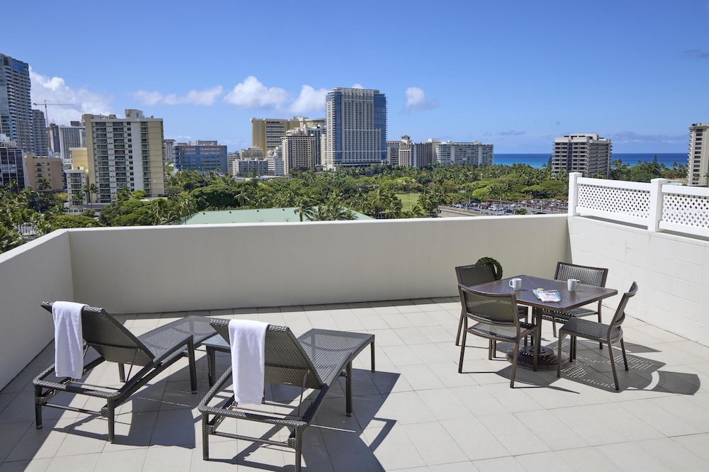 DoubleTree by Hilton Hotel Alana Waikiki Beach - photo 40