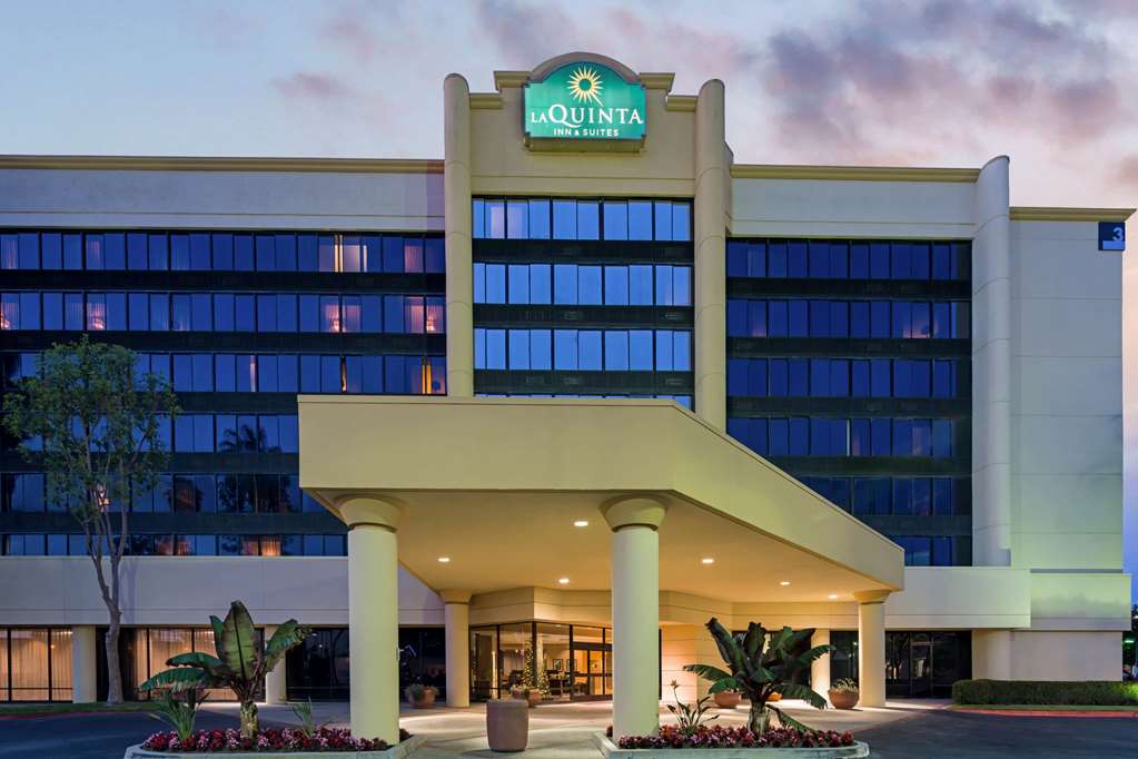 La Quinta Inn & Suites by Wyndham Buena Park - photo 3