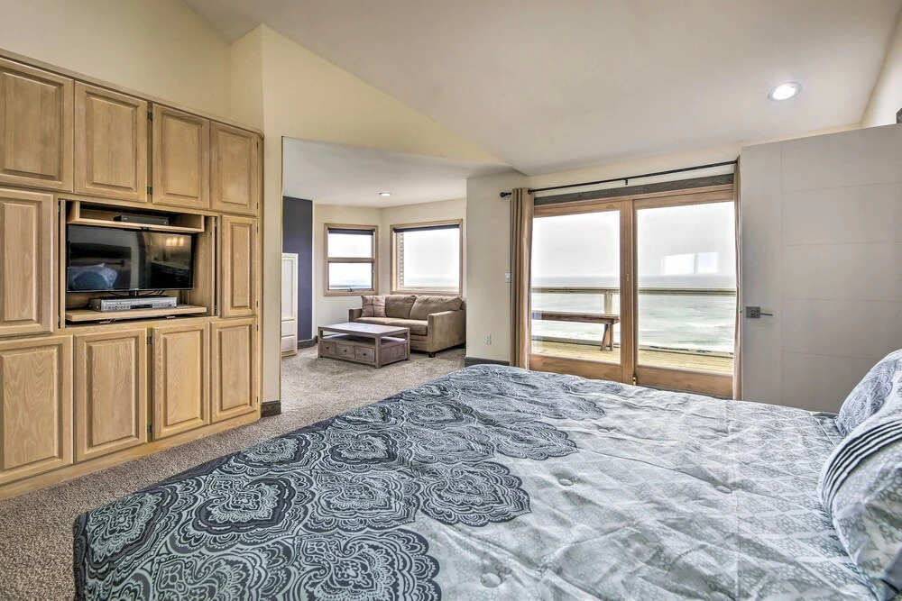 Luxurious Newport Estate w Spa & Lighthouse Views - photo 2