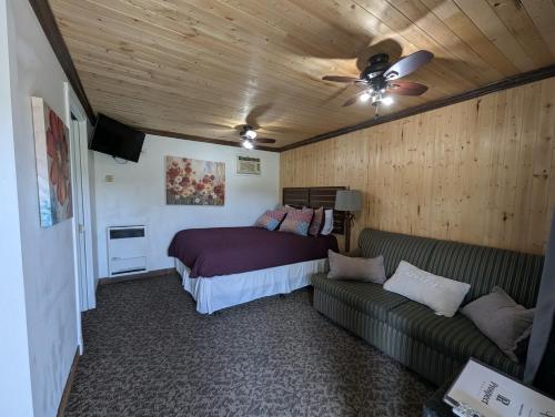 Squaw Valley Motel Room 2 - photo 15