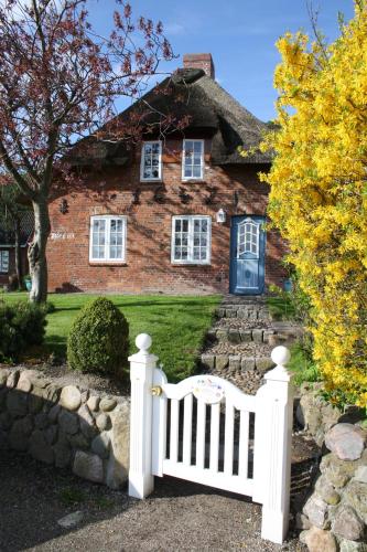 Reetdachhaus Ohl Dörp — 4-Star Luxury Hotel in Wyk Auf Foehr, Germany