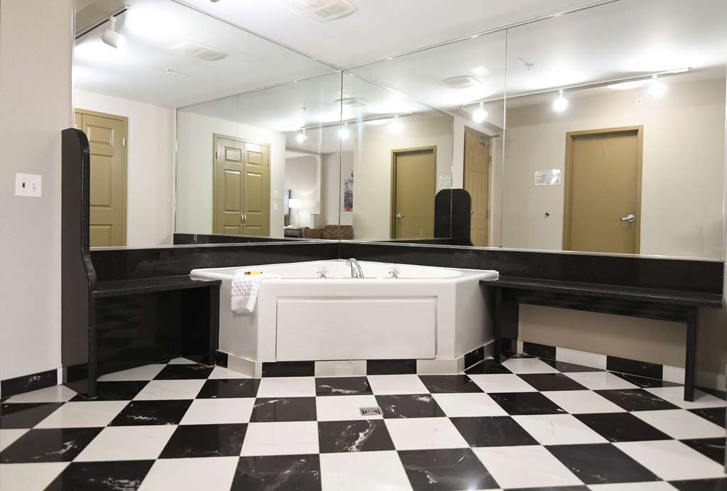 Best Western Plus Sandusky Hotel & Suites - photo 24