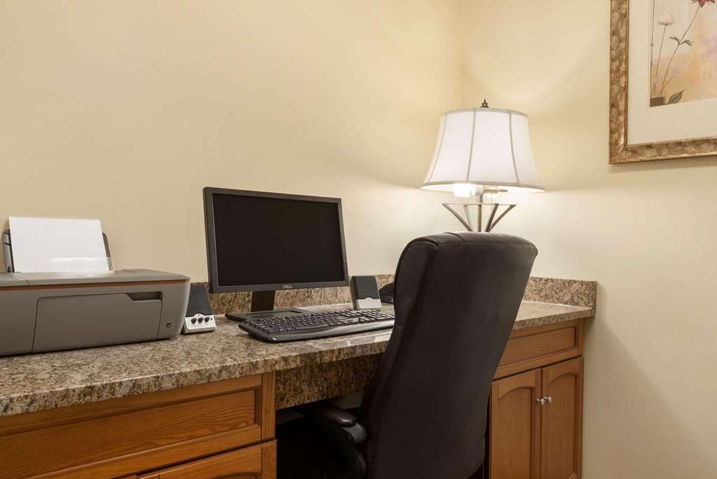 Country Inn & Suites by Radisson Moline Airport - photo 12