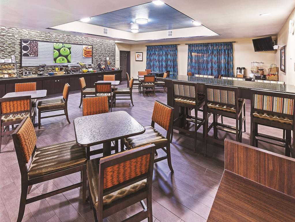 La Quinta Inn & Suites by Wyndham Houston Hobby Airport - photo 27
