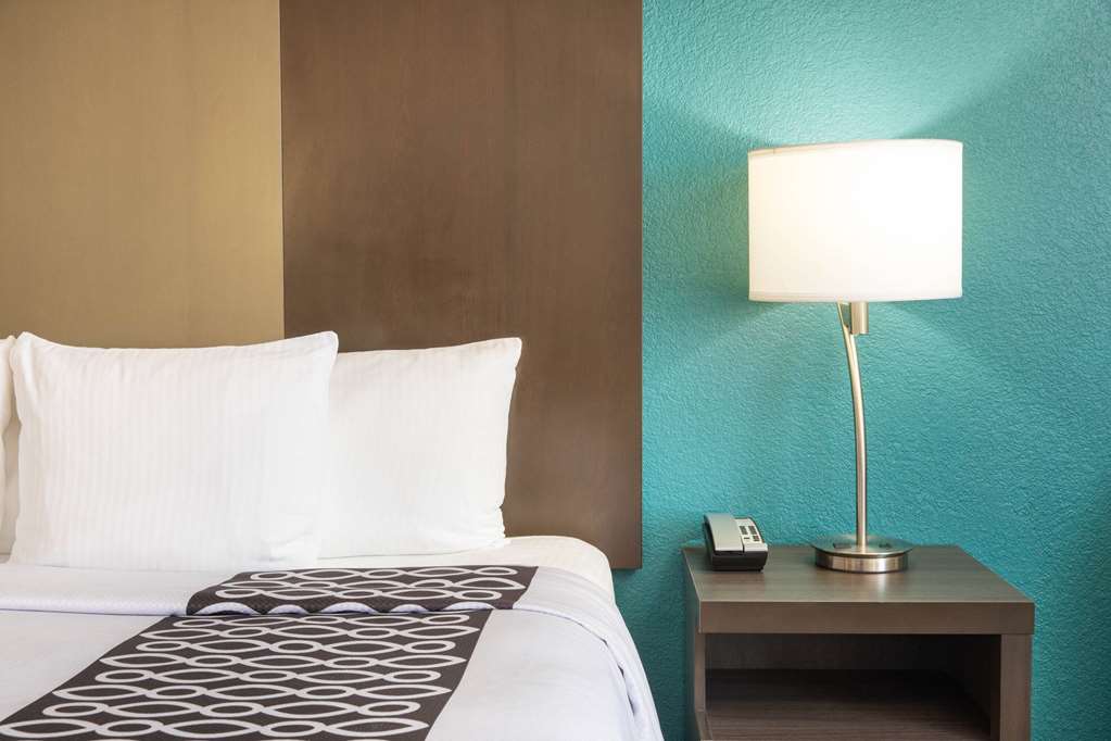 La Quinta Inn & Suites by Wyndham Atlanta Airport North - photo 18