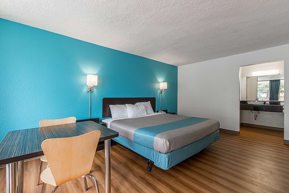 Motel 6 Pekin IL - photo 24
