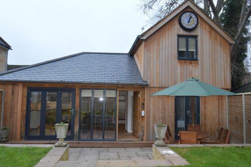 Cedar Lodge 2 ensuite bedroom cottage near Bath — 4-Star Luxury Hotel in Box, United Kingdom
